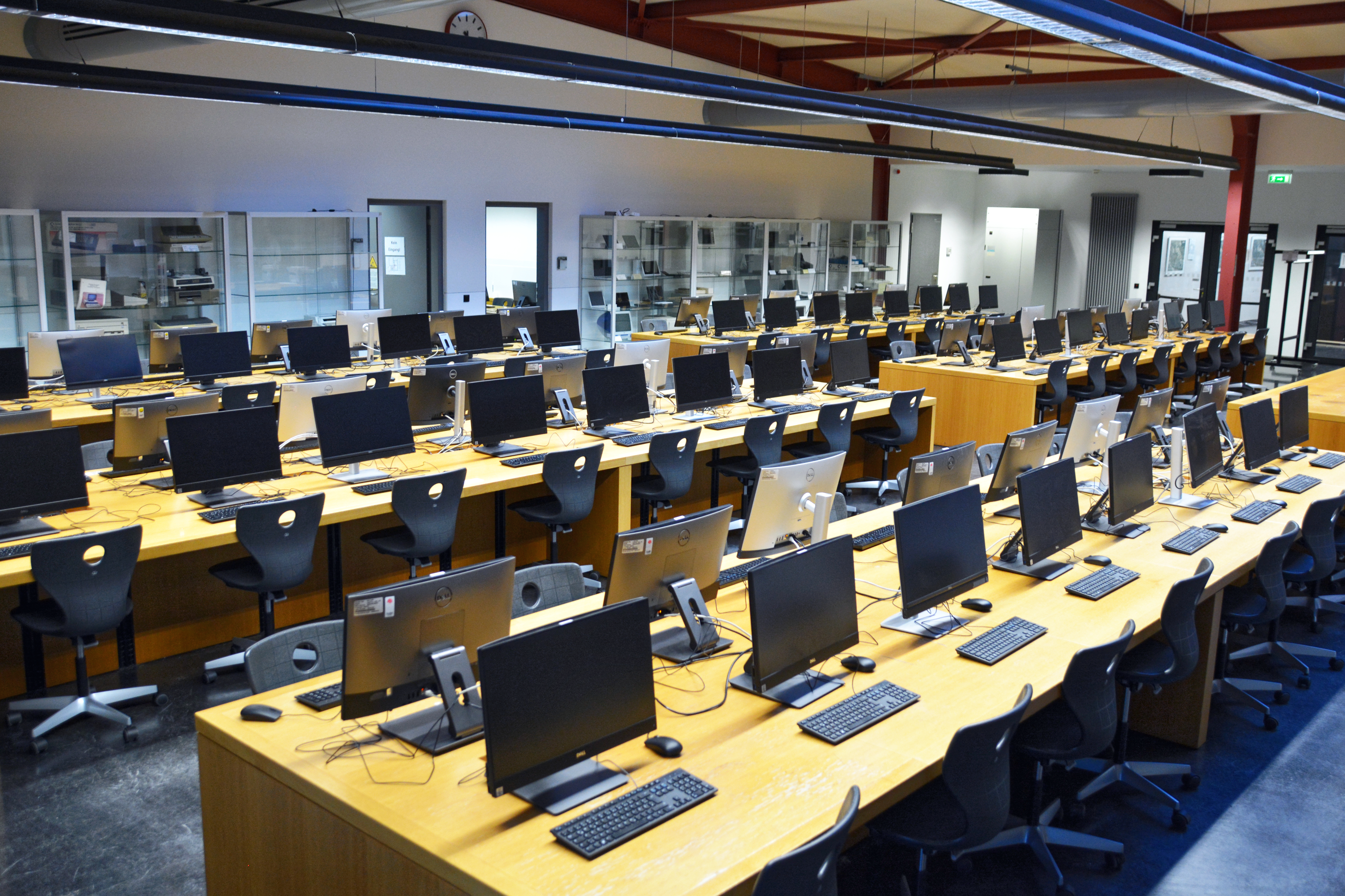 E-Prüfungszentrum im Erwin-Schrödinger-Zentrum Ein großer Raum mit zahlreichen Computern