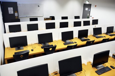 PC-Schulungsraum als Teil des E-Prüfungszentrums Ein kleiner Raum mit Computern